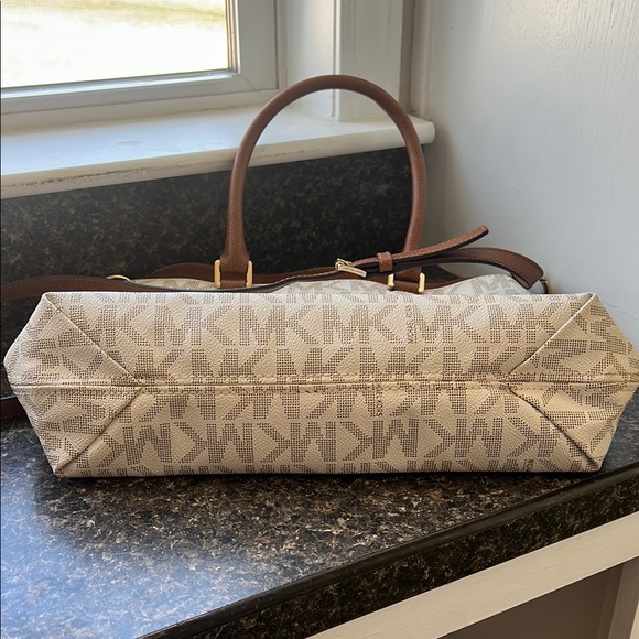 Michael Kors Signature Aubrey Tote in Brown and Cream - Picture 5 of 13